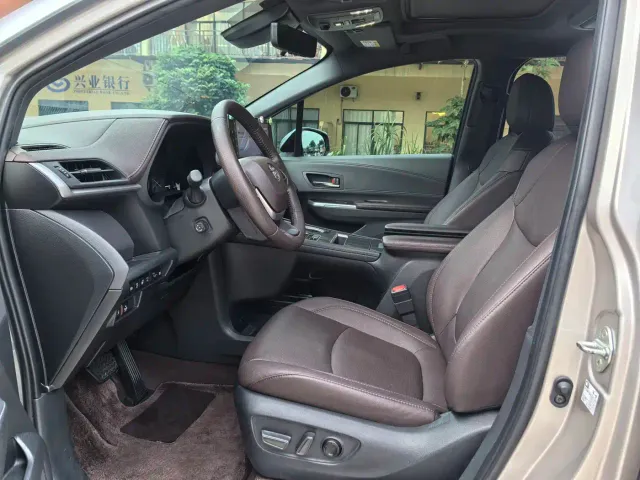 Toyota Sienna — Фото автомобиля 8
