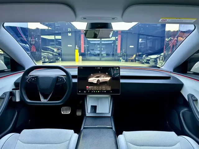 Tesla Model 3 — Фото автомобиля 15