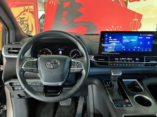 Toyota Sienna — Фото автомобиля 12