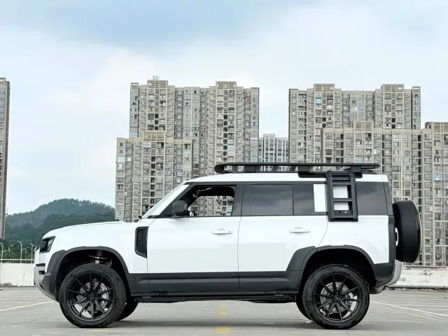 Land Rover Defender — Фото автомобиля 12