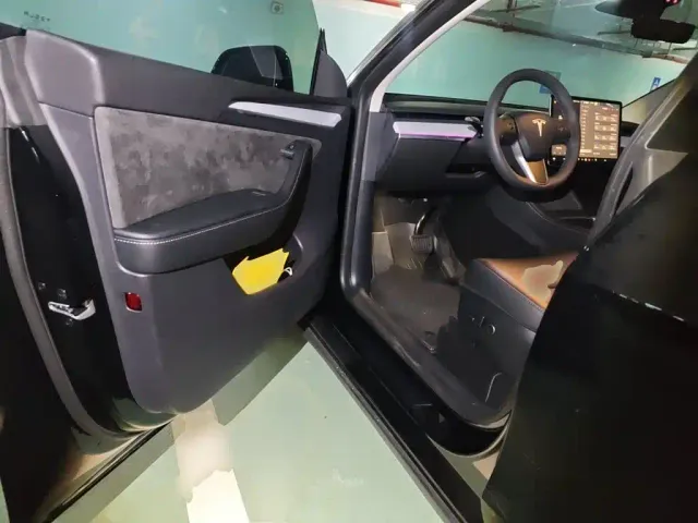 Tesla Model Y — Фото автомобиля 17