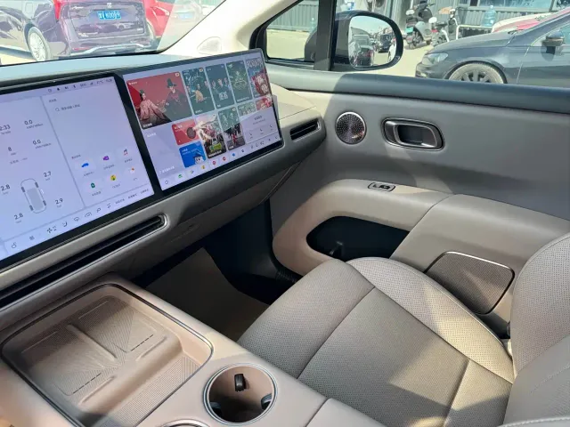 Li Auto i8 — Фото автомобиля 10