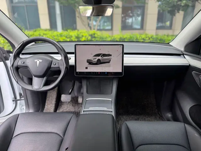 Tesla Model Y — Фото автомобиля 5