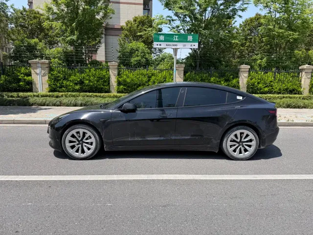 Tesla Model 3 — Фото автомобиля 5