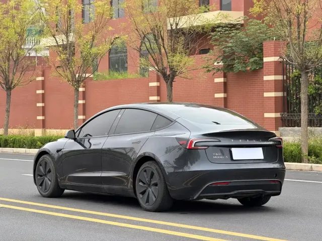 Tesla Model 3 — Фото автомобиля 6
