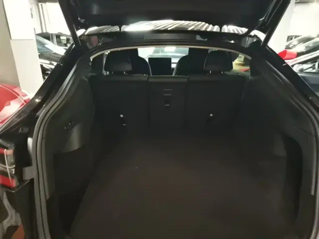 Tesla Model Y — Фото автомобиля 18