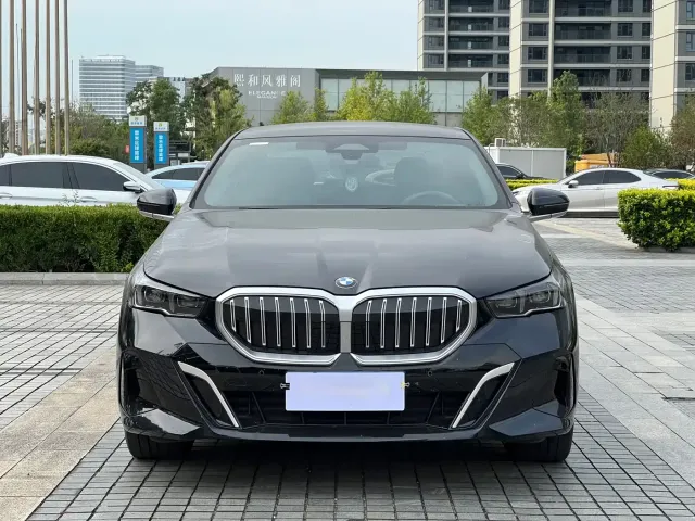 BMW 5 Series — Фото автомобиля 2