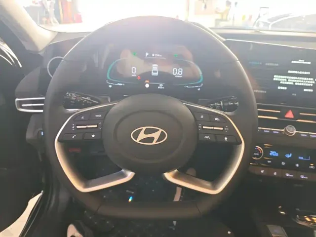 Hyundai Elantra — Фото автомобиля 10