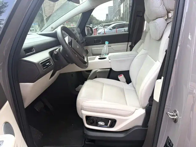 Li Auto MEGA — Фото автомобиля 20