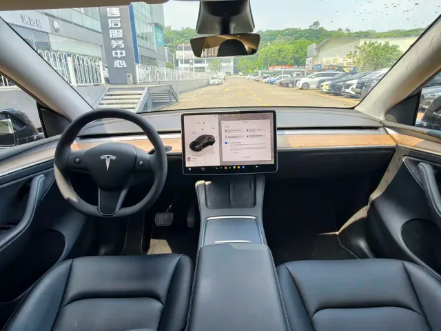 Tesla Model Y — Фото автомобиля 13