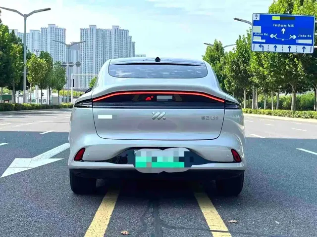 IM Motors LS6 — Фото автомобиля 8