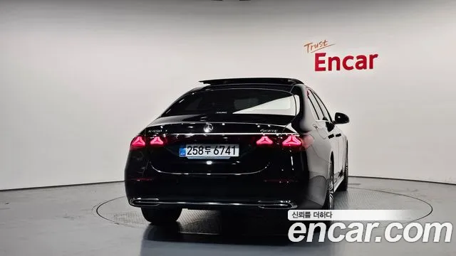 Mercedes-Benz E-Class — Фото автомобиля 4
