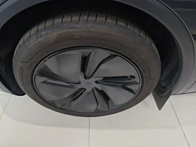 Tesla Model Y — Фото автомобиля 22