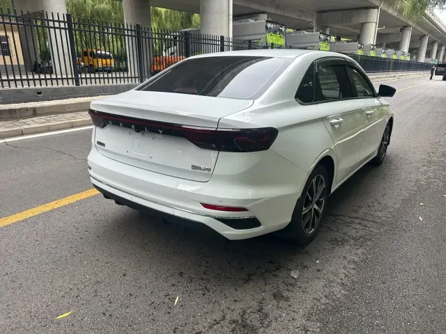 Geely Emgrand — Фото автомобиля 14