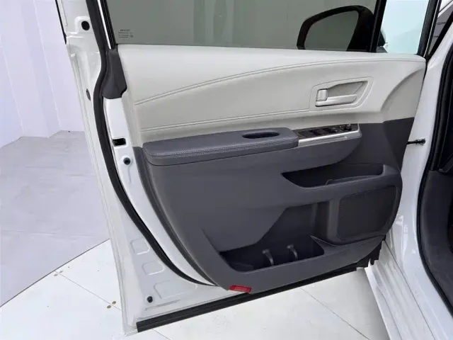 Toyota Sienna — Фото автомобиля 15