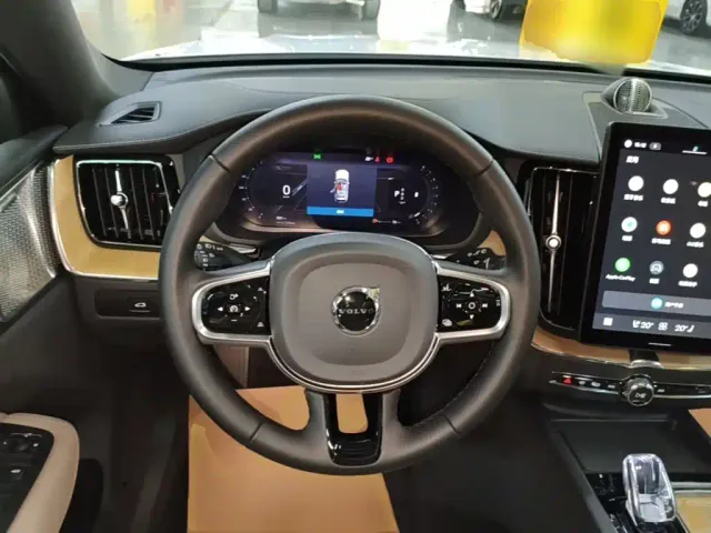 Volvo XC60 — Фото автомобиля 10