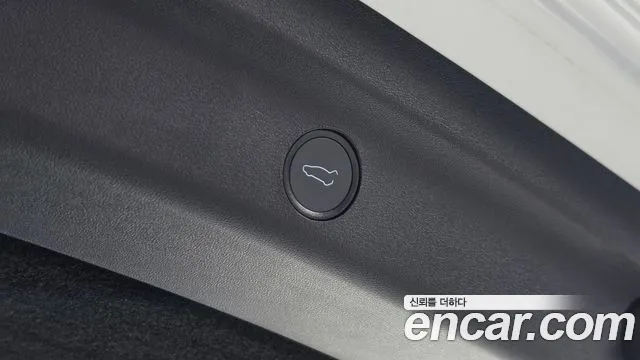 Tesla Model Y — Фото автомобиля 16