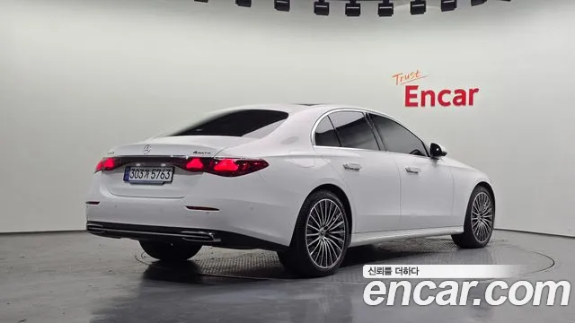 Mercedes-Benz E-Class — Фото автомобиля 2