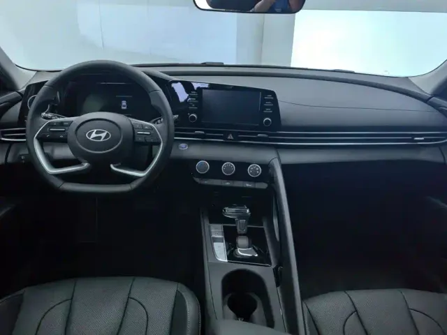 Hyundai Elantra — Фото автомобиля 12