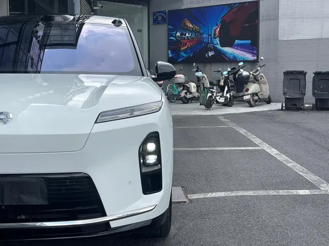 Nio ES8 — Фото автомобиля 11