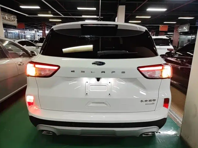 Ford Escape — Фото автомобиля 5