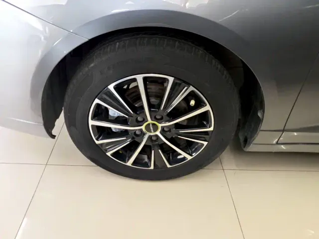 Roewe i5 — Фото автомобиля 22