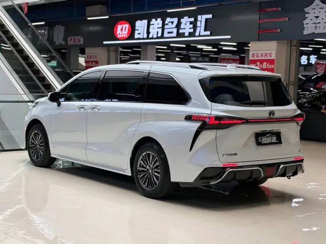 Toyota Sienna — Фото автомобиля 13