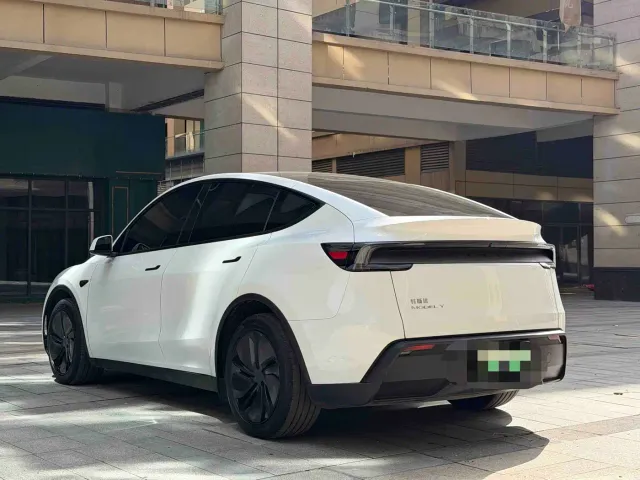 Tesla Model Y — Фото автомобиля 11
