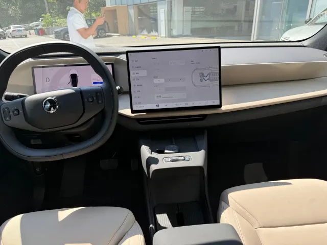 Volvo XC70 Plug-in Hybrid — Фото автомобиля 13