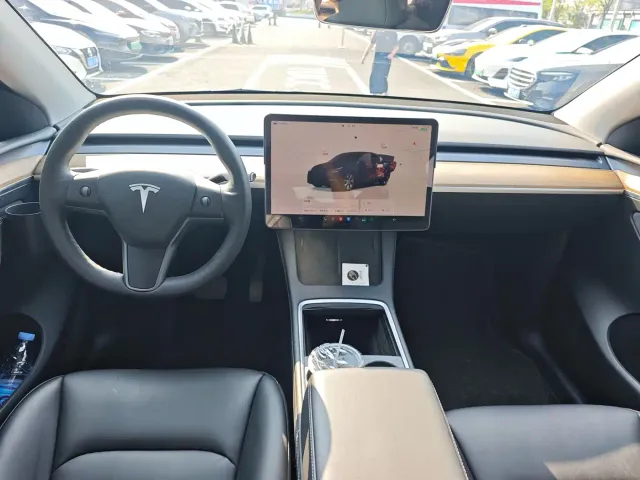 Tesla Model Y — Фото автомобиля 5