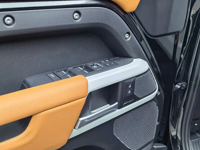 Land Rover Defender — Фото автомобиля 9