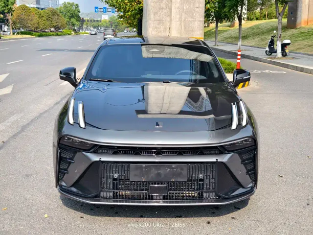 Lynk & Co 03 — Фото автомобиля 2