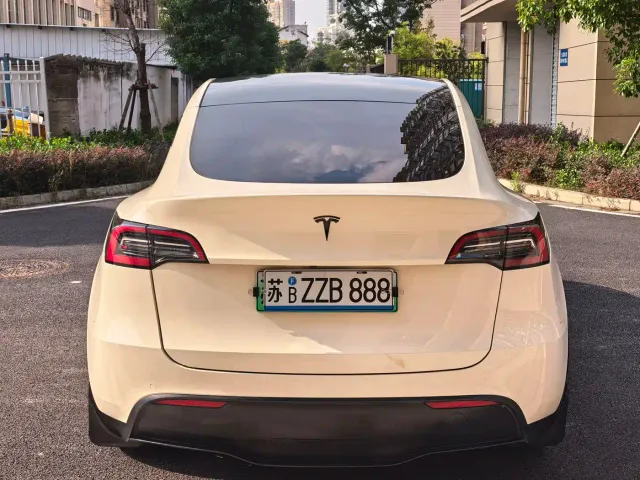Tesla Model Y — Фото автомобиля 5