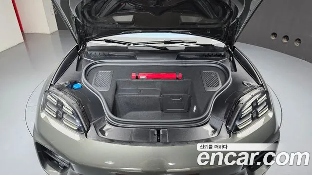 Porsche Macan Electric — Фото автомобиля 9