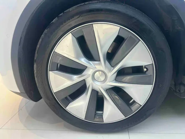Tesla Model Y — Фото автомобиля 17
