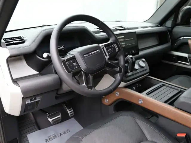 Land Rover Defender — Фото автомобиля 13