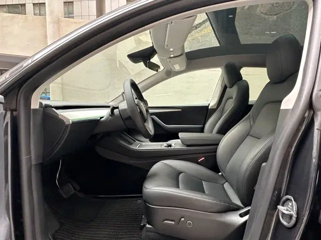 Tesla Model Y — Фото автомобиля 9