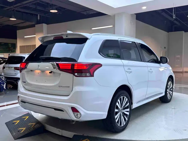 Mitsubishi Outlander — Фото автомобиля 5
