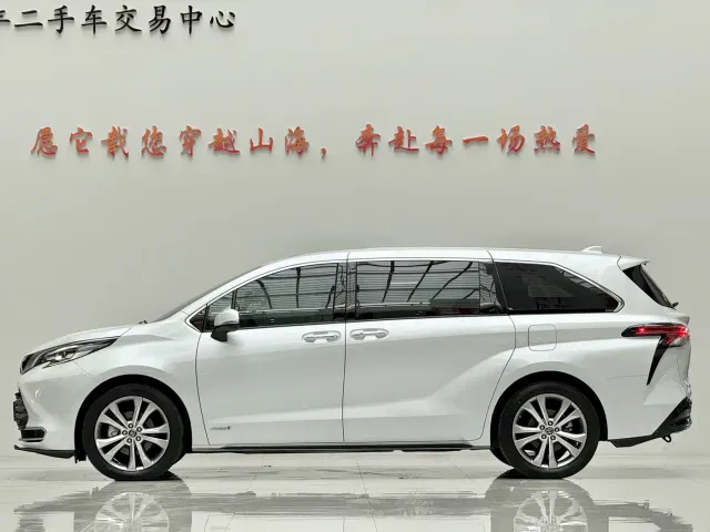 Toyota Sienna — Фото автомобиля 4