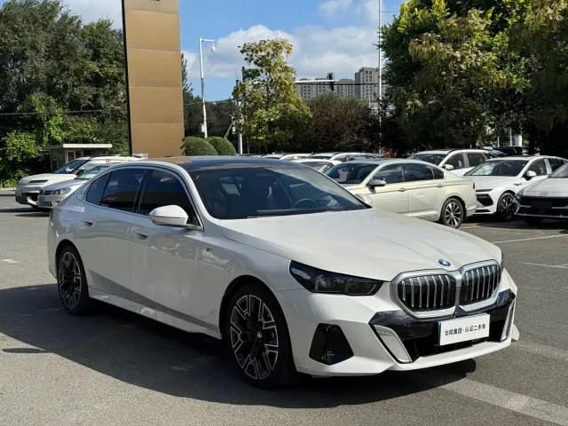 BMW 5 Series — Фото автомобиля 3