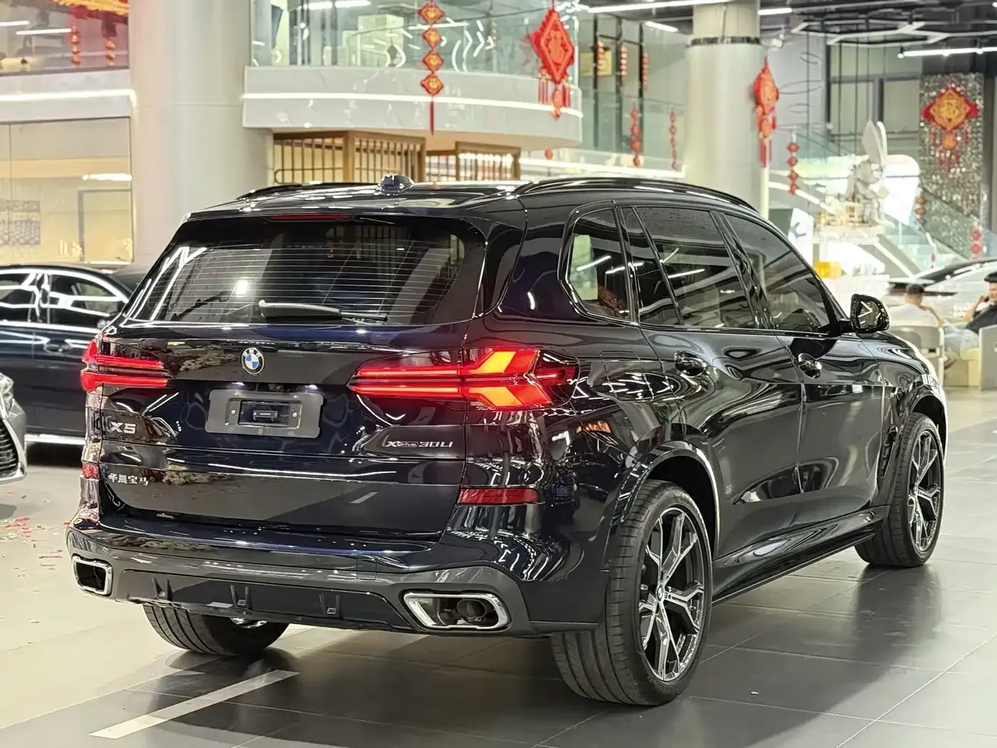 BMW BMW X5 2023 xDrive 30Li Premium M Sport Black Night Package — Фото автомобиля 8