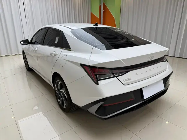 Hyundai Elantra — Фото автомобиля 13