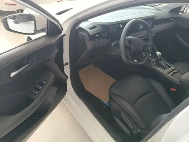 Roewe i5 — Фото автомобиля 15