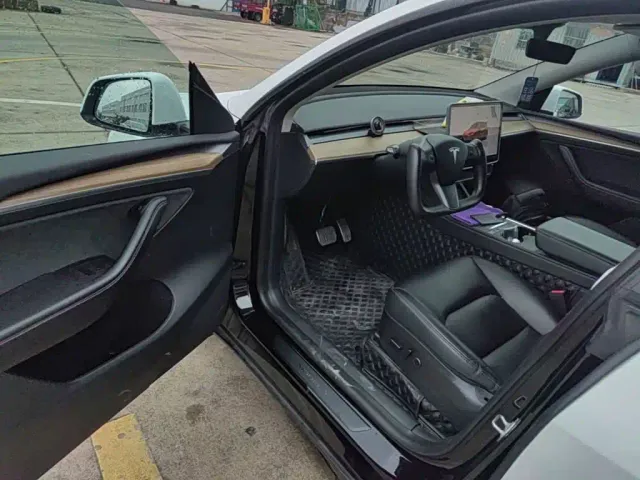 Tesla Model Y — Фото автомобиля 15