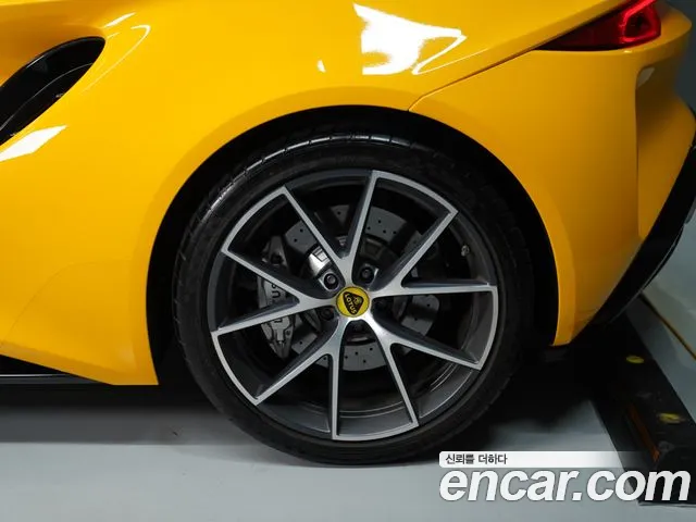 Lotus Emira — Фото автомобиля 7