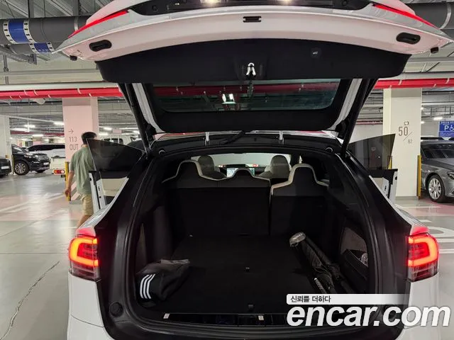Tesla Model X — Фото автомобиля 12