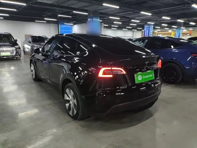 Tesla Model Y — Фото автомобиля 4
