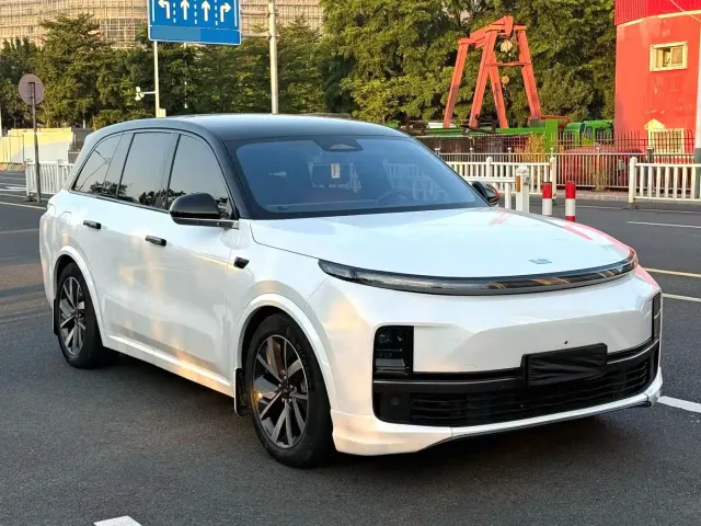 Li Auto L8 — Фото автомобиля 3