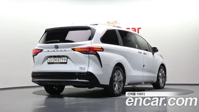 Toyota Sienna — Фото автомобиля 2