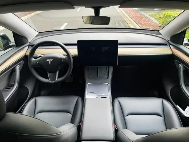 Tesla Model Y — Фото автомобиля 13